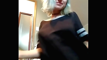 novinha mostrando os seus peitoes