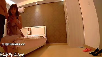 公寓高價約啪小家碧玉型長腿美少婦 穿著情趣連體黑絲網襪主動配合幹得癱坐在地上