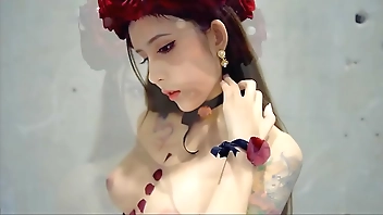 乳混血女神唯美胴体 三点尽露