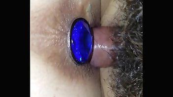 喝醉的嫂子自己掰开屁股被我用肛塞鸡巴插的淫水直流