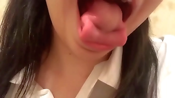 Japanese girl @kamititisokuhou showing crazy tongue skills