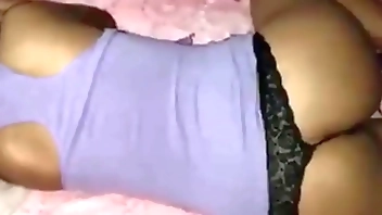 me meto a la habitación de mi linda hermanastra y la dejo embarazada