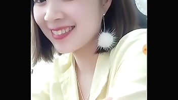 Em gái Đăng Quang Watch cố tình để lộ bầu ngực