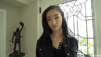 Kinky Family - Fucking stepsis Scarlett Bloom before a party