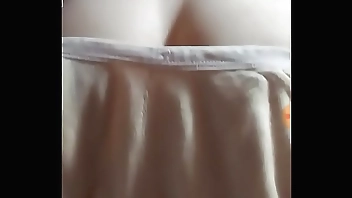 Em gái 2k thủ dâm