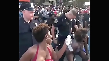 Mexendo a bunda pro policial em Salvador