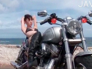 Nippon babe rides hard in Tokyo XXX: Thai chick's erotic bike show