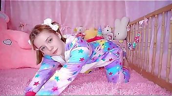 COZY ANAL: a babe in pajamas plays with her hole :3