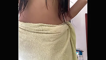This innocent girl drops the towel. Spy camera. Tenns18
